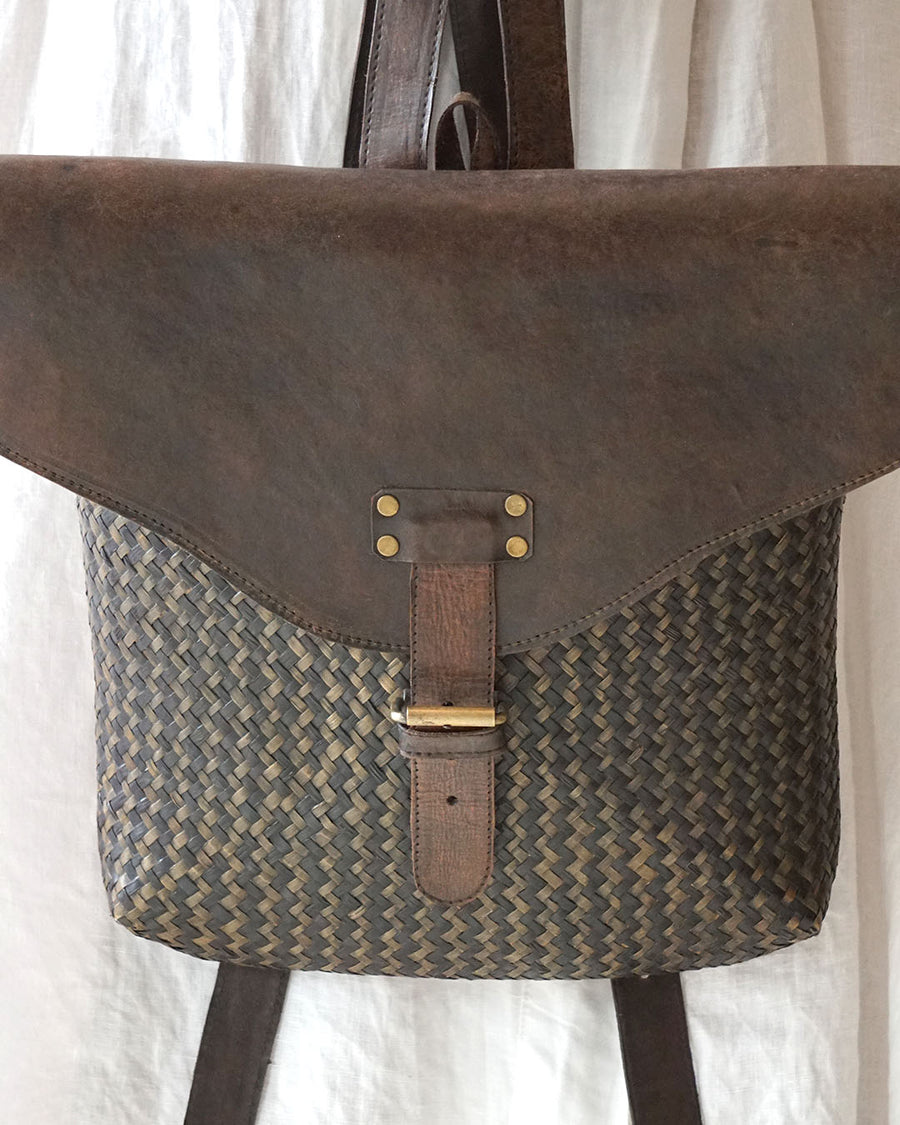 Borneo Sleek Buckle Bag Pack
